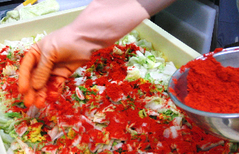 国産の野菜で味わい深く漬けたキムチをぜひ店頭でご利用ください。